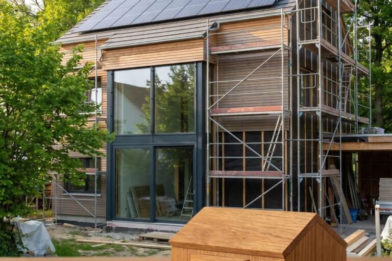 Wohnhaus mit Gerüst während der Fassadensanierung
